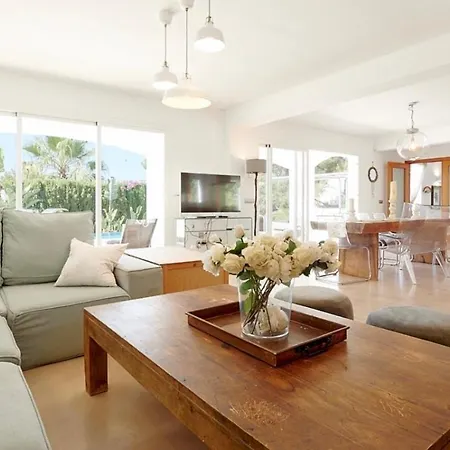 Luxury Villa - Sleeps 12 Walk To Beach & Shops! Βίλα Santa Eulària des Riu
