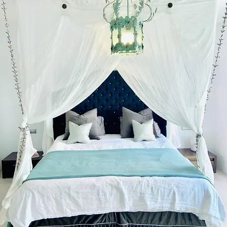 Βίλα Luxury Villa - Sleeps 12 Walk To Beach & Shops! Santa Eulària des Riu