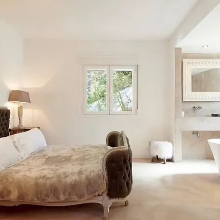Luxury Villa - Sleeps 12 Walk To Beach & Shops! Santa Eulària des Riu