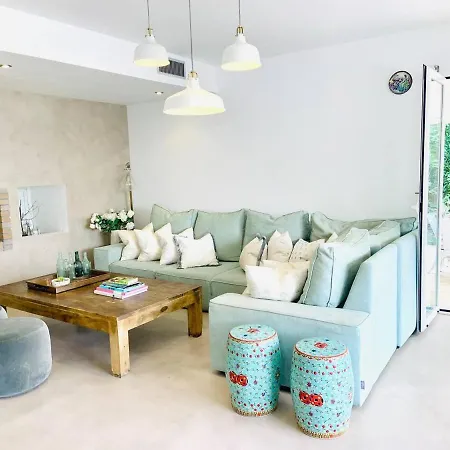 Luxury Villa - Sleeps 12 Walk To Beach & Shops! Βίλα Santa Eulària des Riu